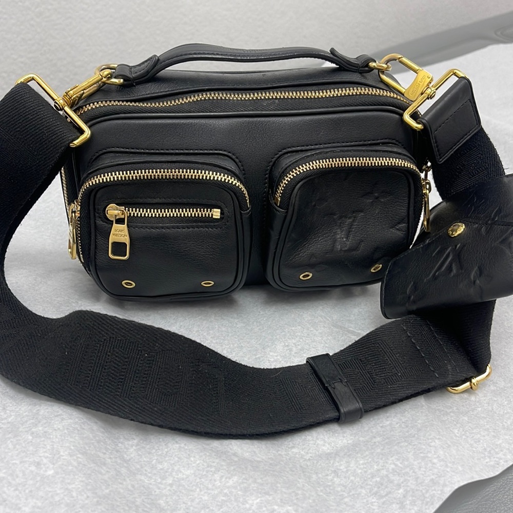Super cute crossbody bag. Don’t use it anymore. Don’t miss out on this gem